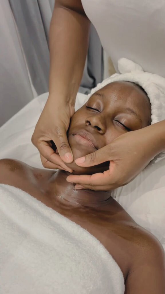 Cliente a receber um serviço de massagem facial
